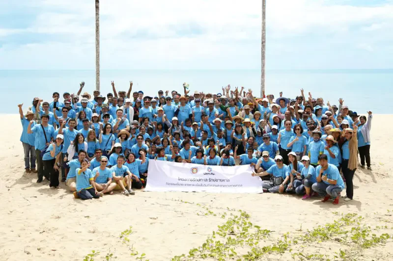 PTTEP staff participate in “Love Sea, Love Beach Project
