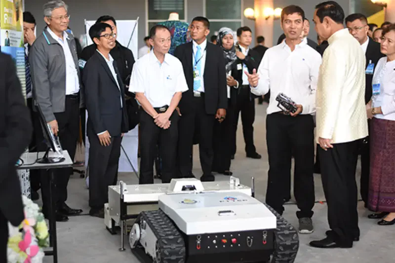 Prime Minister admires the first Thai Beach Cleaning Robot by PTTEP and Prince of Songkla University